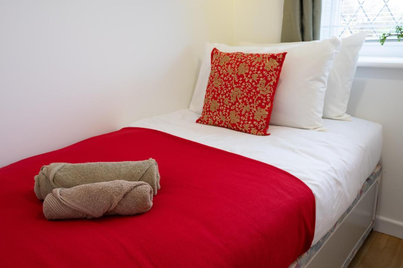 Beautiful House In South Cambridge, 14-Min Drive To The City Centre, Free Parking, No Sofabeds, Sleeps 6 Extérieur photo